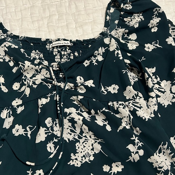 Abercrombie Long Sleeve Cinched Front Top Puff Sleeves Green Floral - Picture 2 of 3